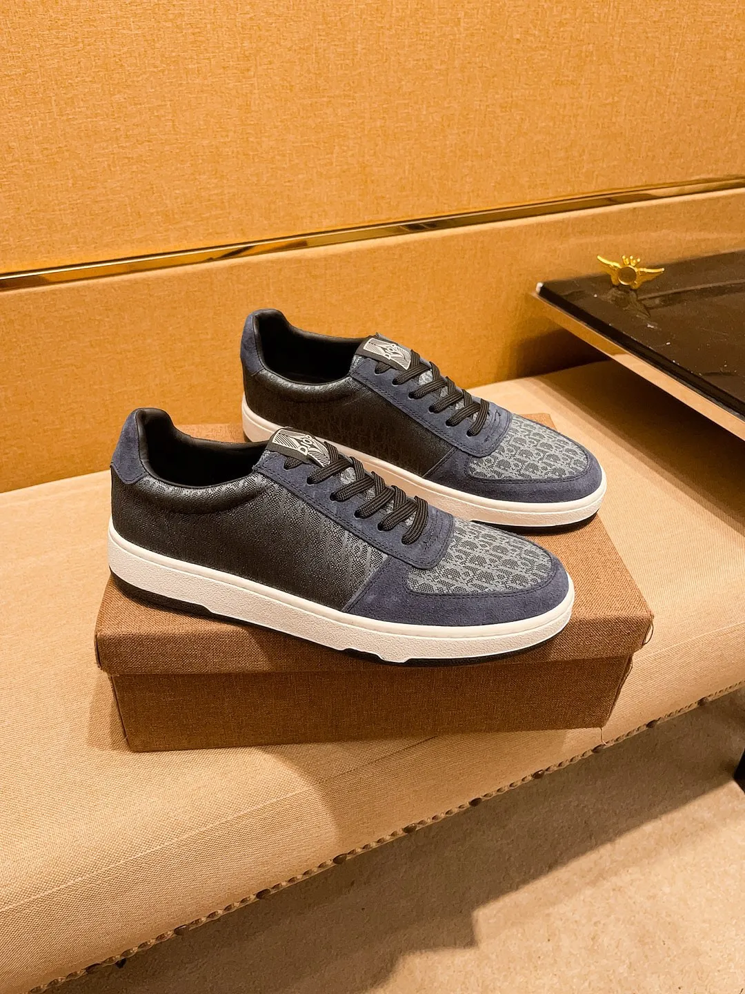 Men's shoes💰 400💰[Dior]🔥 High-end men's shoes brand official website 1:1 latest masterpiece: uppers are made of Italian imported first-layer cowhide with comfortable and breathable lining➕original non-slip and wear-resistant outsole🔥, making walking more convenient and comfortable! An exclusive new model, a stunning work, a beautiful 1:1 replica [color] compared to the official quality! Create a fashionable personality to set off your uniqueness! A must-have for trendy men! Classic 🔥Size: 38-44 Color: 🔥 3⃣️colors available🔥.